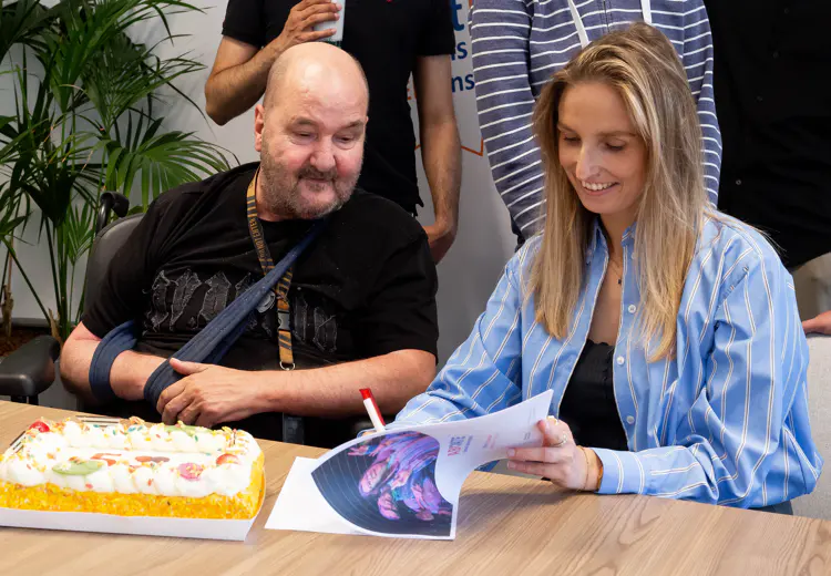 Reinaerde en ABCDate tekenen het contract.